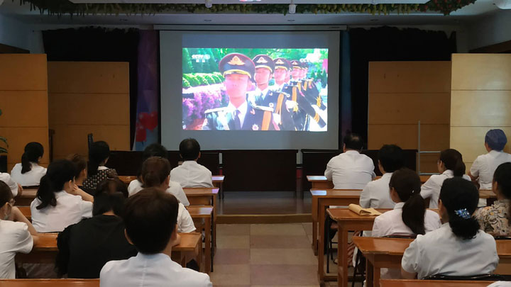 市婦幼保健院黨總支組織收看紀(jì)念中國人民抗日戰(zhàn)爭暨世界反法西斯戰(zhàn)爭勝利75周年向抗戰(zhàn)烈士敬獻(xiàn)花籃儀式